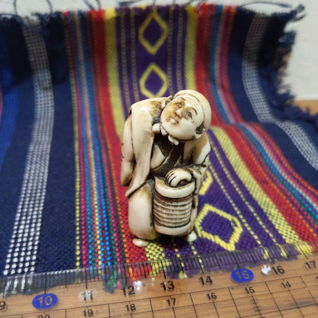 時代提物人物根付 天然素材 在銘【夜道 提灯を持つ人物】高約4.5cm 重18ｇ