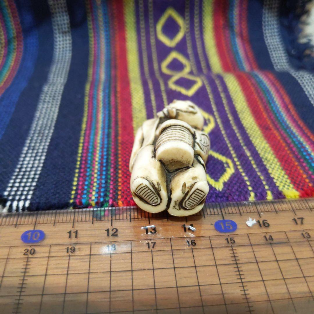 時代提物人物根付 天然素材 在銘【夜道 提灯を持つ人物】高約4.5cm 重18ｇ