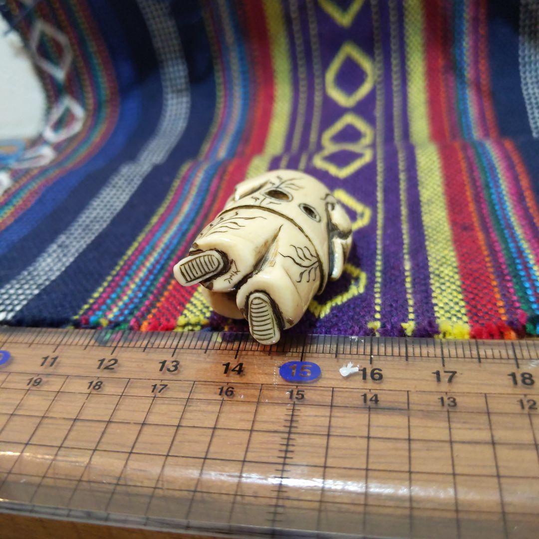 時代提物人物根付 天然素材 在銘【夜道 提灯を持つ人物】高約4.5cm 重18ｇ