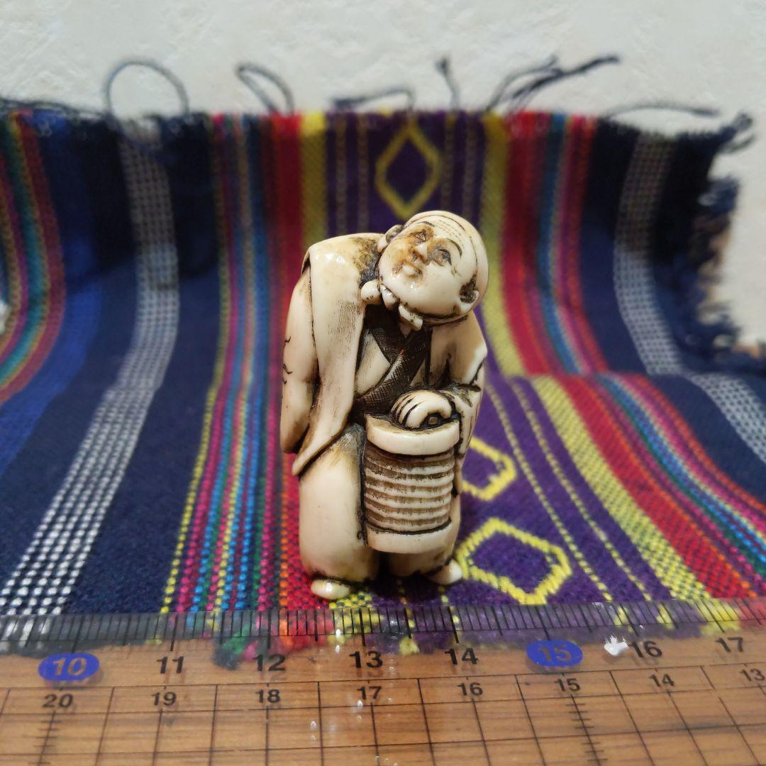 時代提物人物根付 天然素材 在銘【夜道 提灯を持つ人物】高約4.5cm 重18ｇ