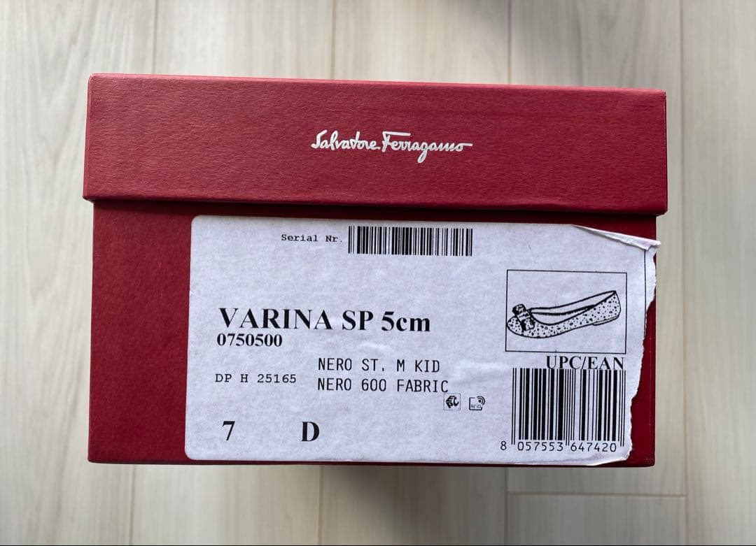 美品　フェラガモ フラットシューズ　VARINA 黒　ヴァリナ　バレエ