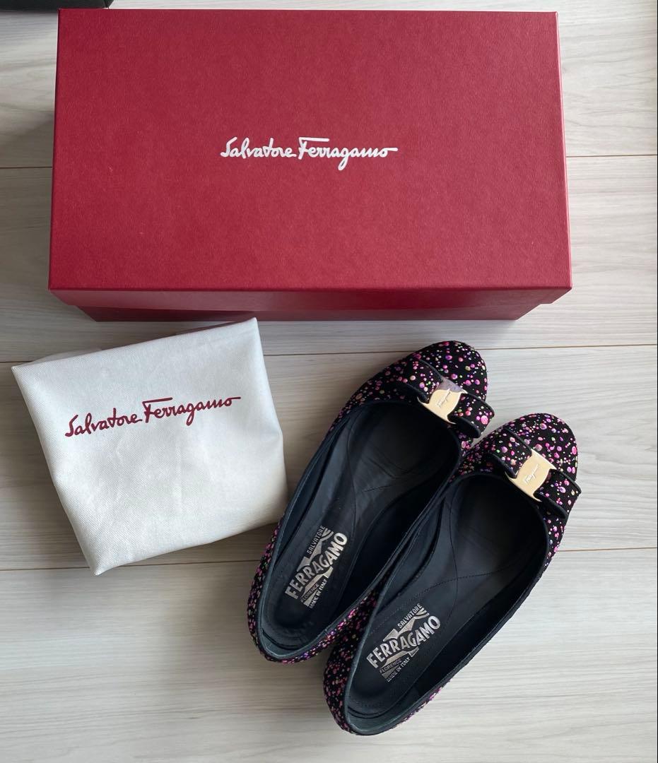 美品　フェラガモ フラットシューズ　VARINA 黒　ヴァリナ　バレエ