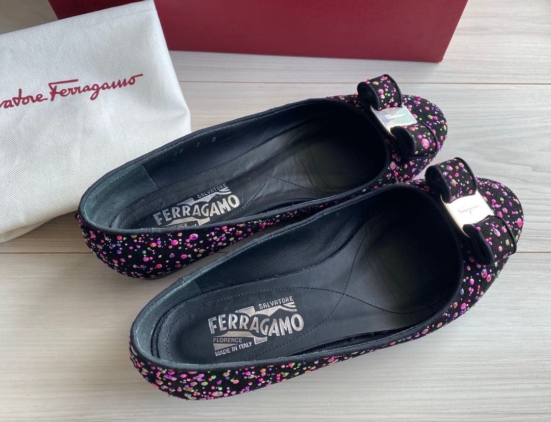 美品　フェラガモ フラットシューズ　VARINA 黒　ヴァリナ　バレエ