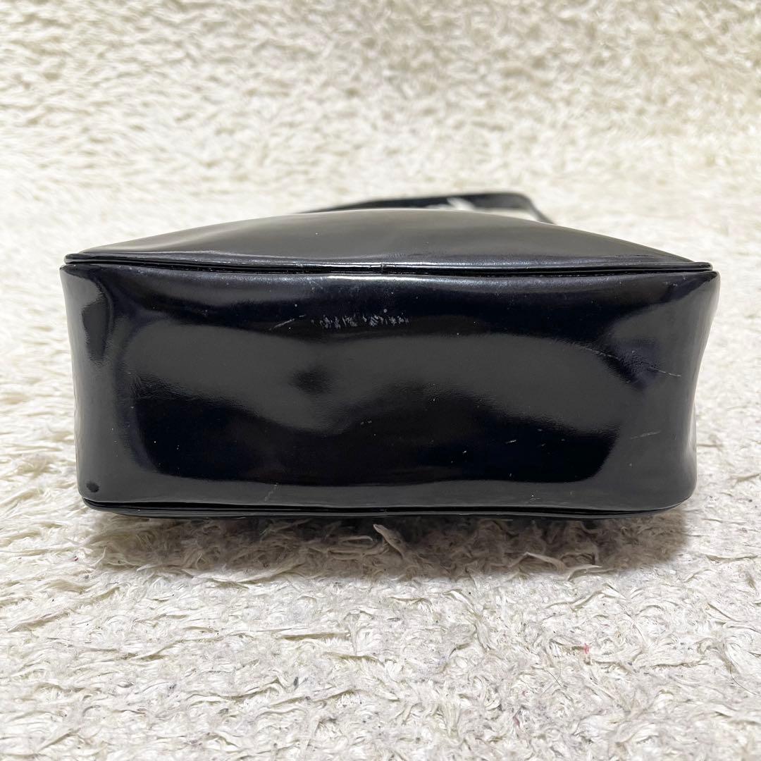 フェラガモ　ショルダーバッグ　エナメル　レザー　黒　シルバー金具　ポシェット
