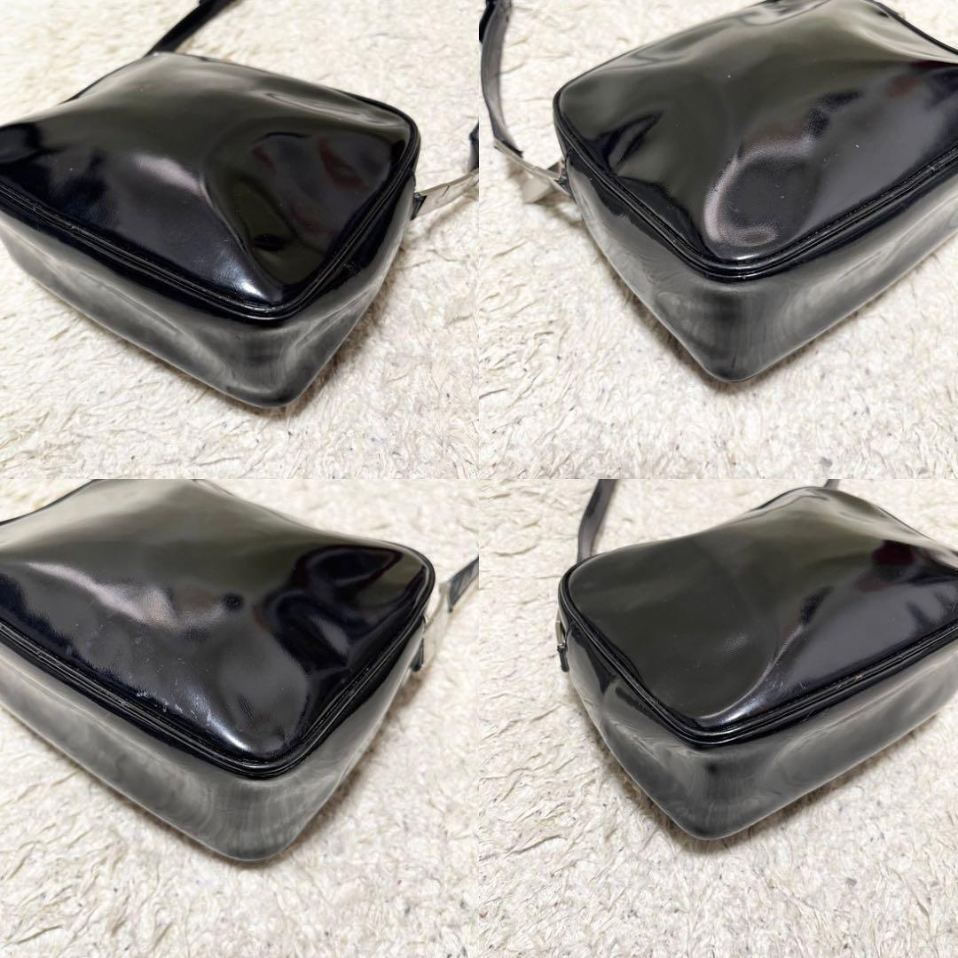 フェラガモ　ショルダーバッグ　エナメル　レザー　黒　シルバー金具　ポシェット