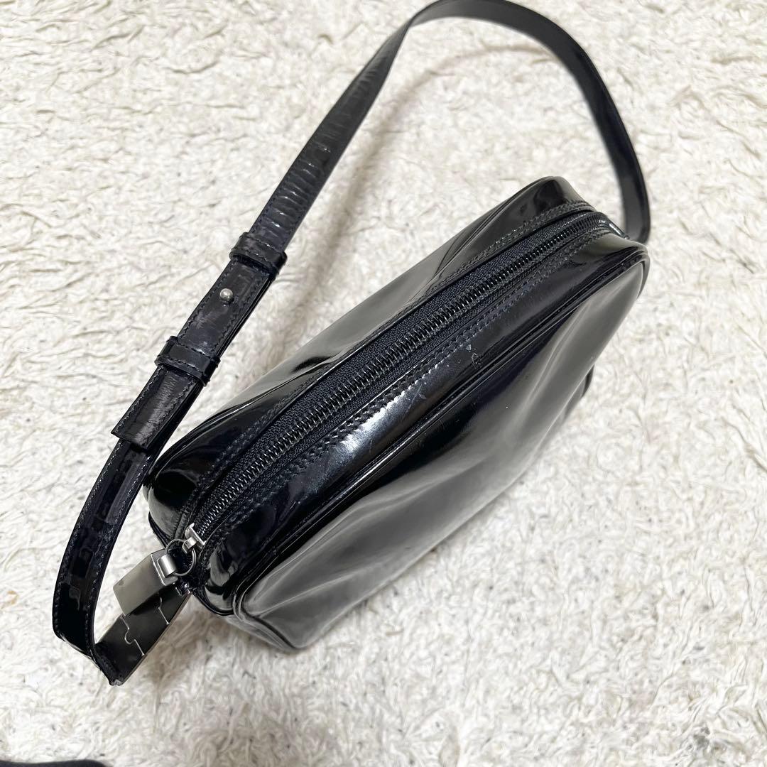フェラガモ　ショルダーバッグ　エナメル　レザー　黒　シルバー金具　ポシェット
