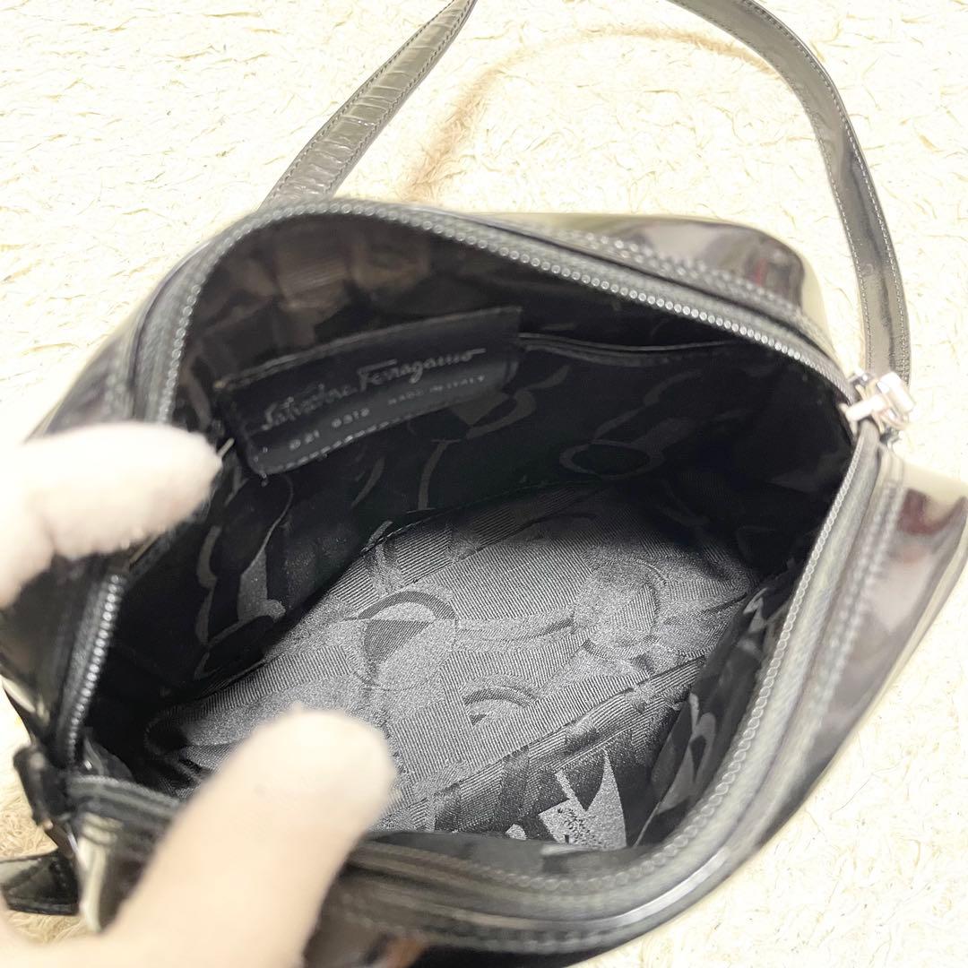 フェラガモ　ショルダーバッグ　エナメル　レザー　黒　シルバー金具　ポシェット