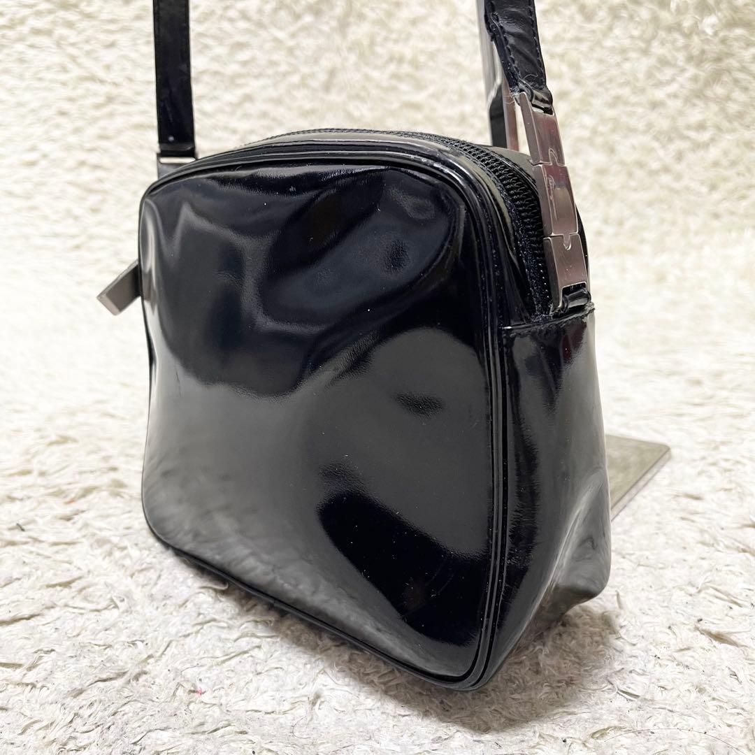 フェラガモ　ショルダーバッグ　エナメル　レザー　黒　シルバー金具　ポシェット