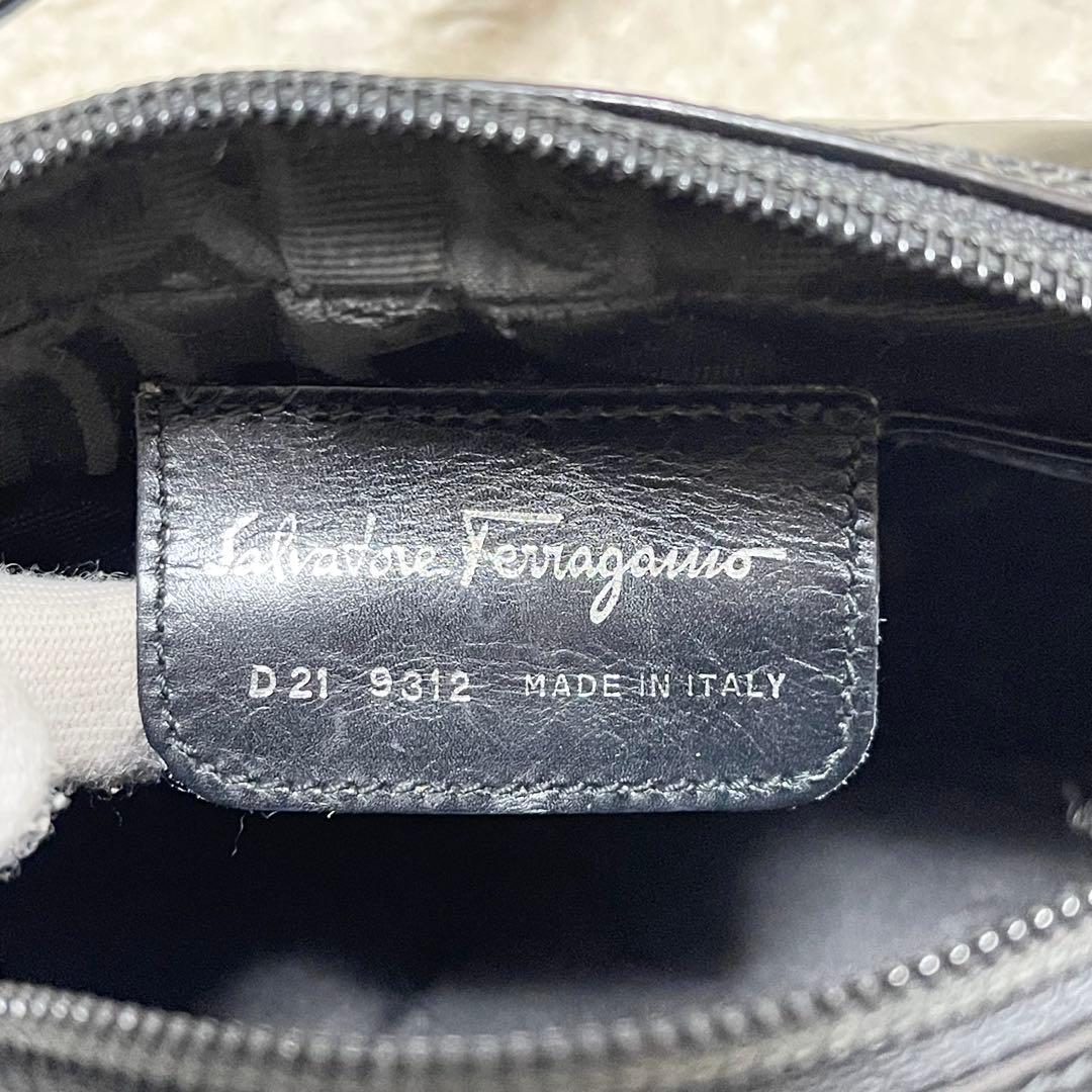 フェラガモ　ショルダーバッグ　エナメル　レザー　黒　シルバー金具　ポシェット