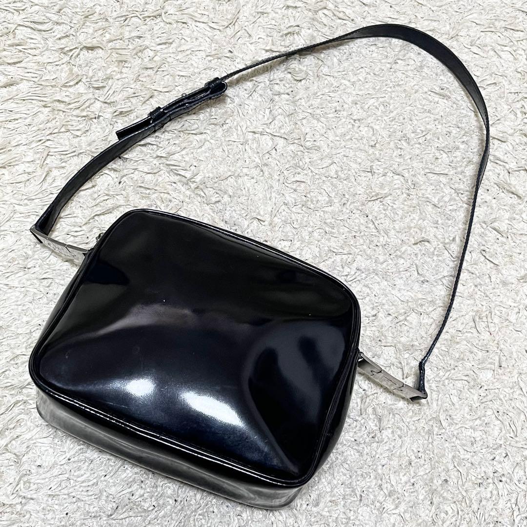 フェラガモ　ショルダーバッグ　エナメル　レザー　黒　シルバー金具　ポシェット