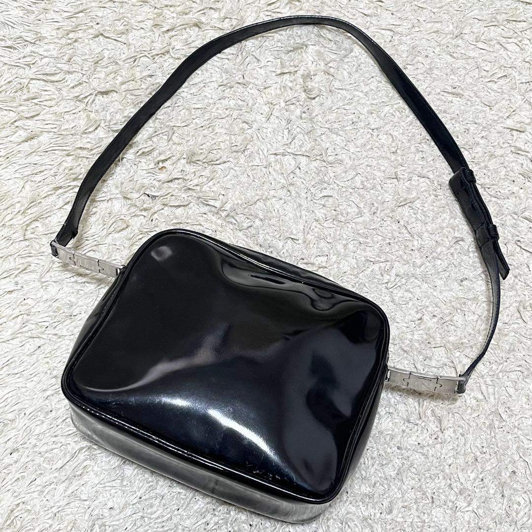 フェラガモ　ショルダーバッグ　エナメル　レザー　黒　シルバー金具　ポシェット