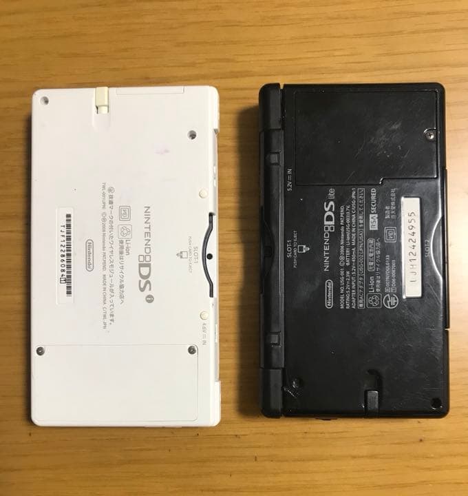 ニンテンドーDSブラック、DSiホワイト、ソフト2本、充電器
