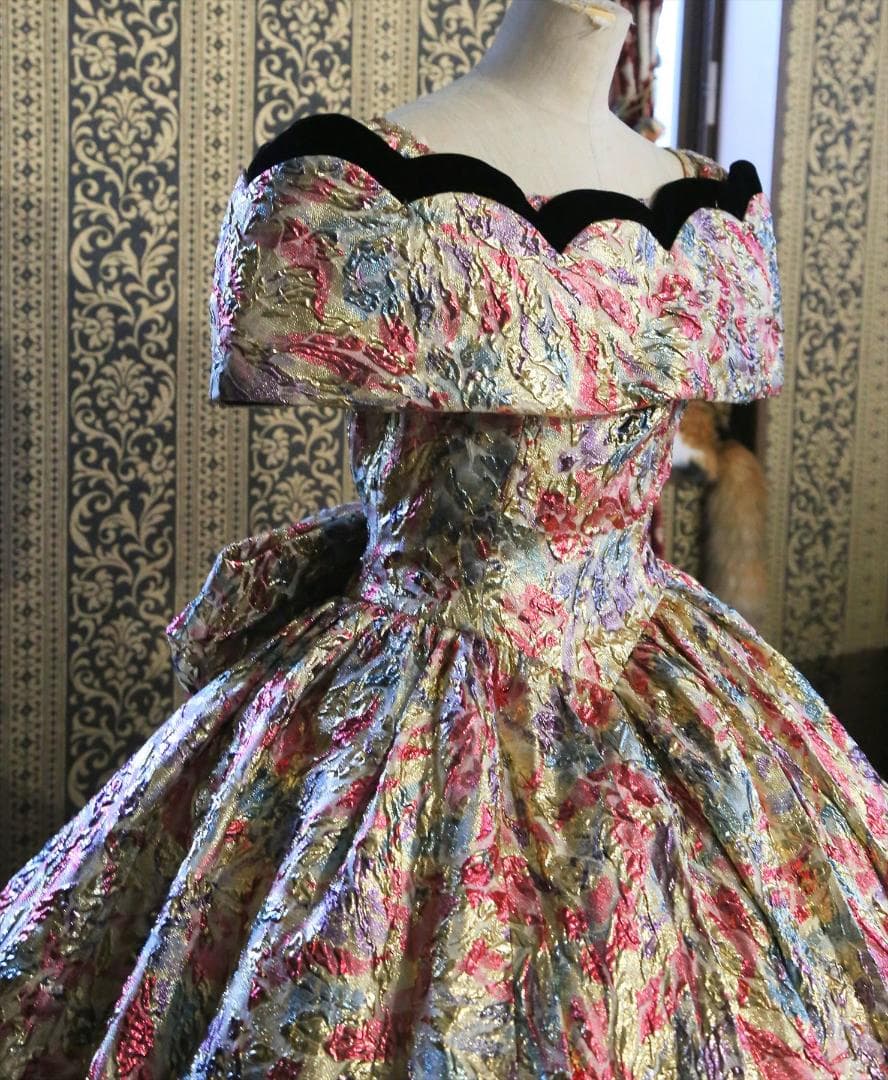 578舞台衣装にファンシー高級ウエディングドレス9号Mサイズオフショルダー