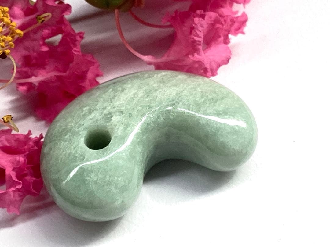 ✳綺麗な肌目の勾玉を‼️ 糸魚川翡翠本物硬玉‼️ お身近の守護石*お守りに　鑑別書付