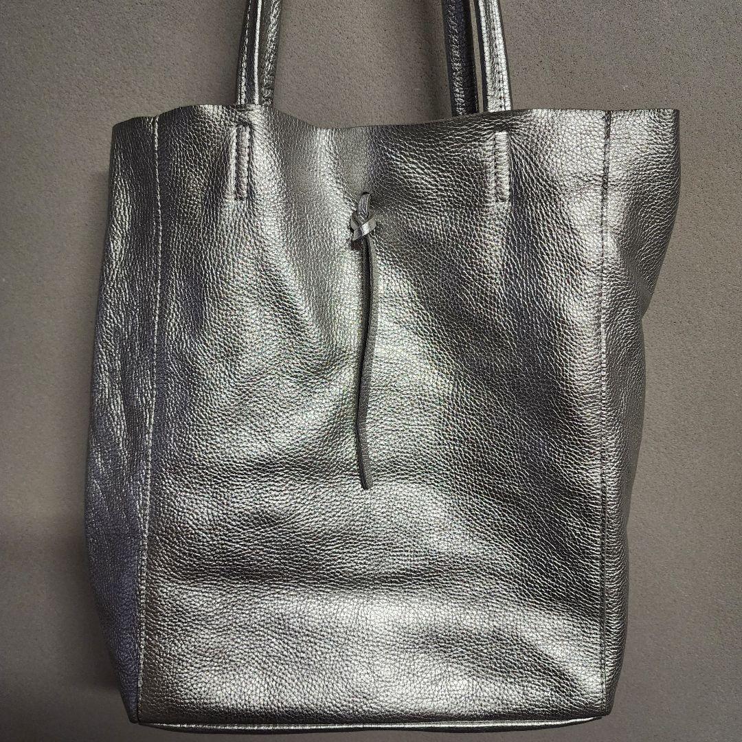Hoaw. Whim Gazette レザー トートバッグ シルバー シャイニー