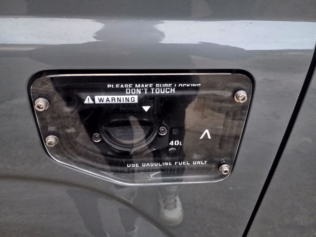 ジムニーJB64 燃料タンクカバー フューエルリッド