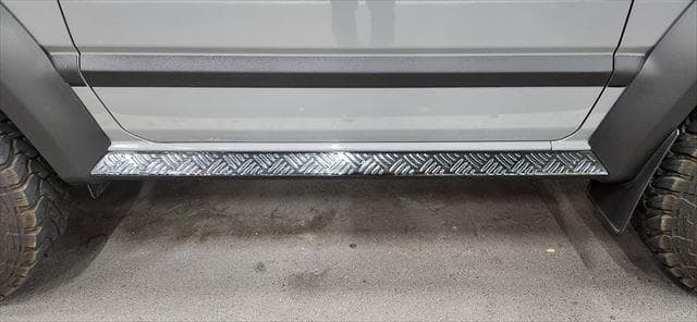 ジムニーシエラJB74ブラックアルマイト縞鋼板プレート付サイドステップ