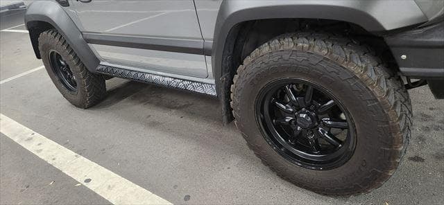 ジムニーシエラJB74ブラックアルマイト縞鋼板プレート付サイドステップ