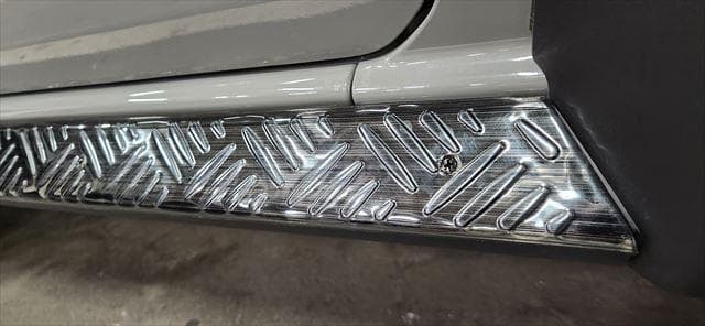 ジムニーシエラJB74ブラックアルマイト縞鋼板プレート付サイドステップ