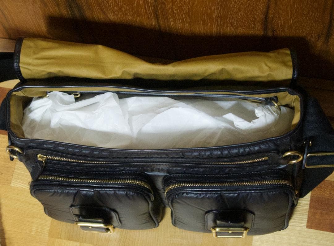 HUNTING WORLD ショルダーバッグ ほぼ新品 ワンオーナー 保証書つき