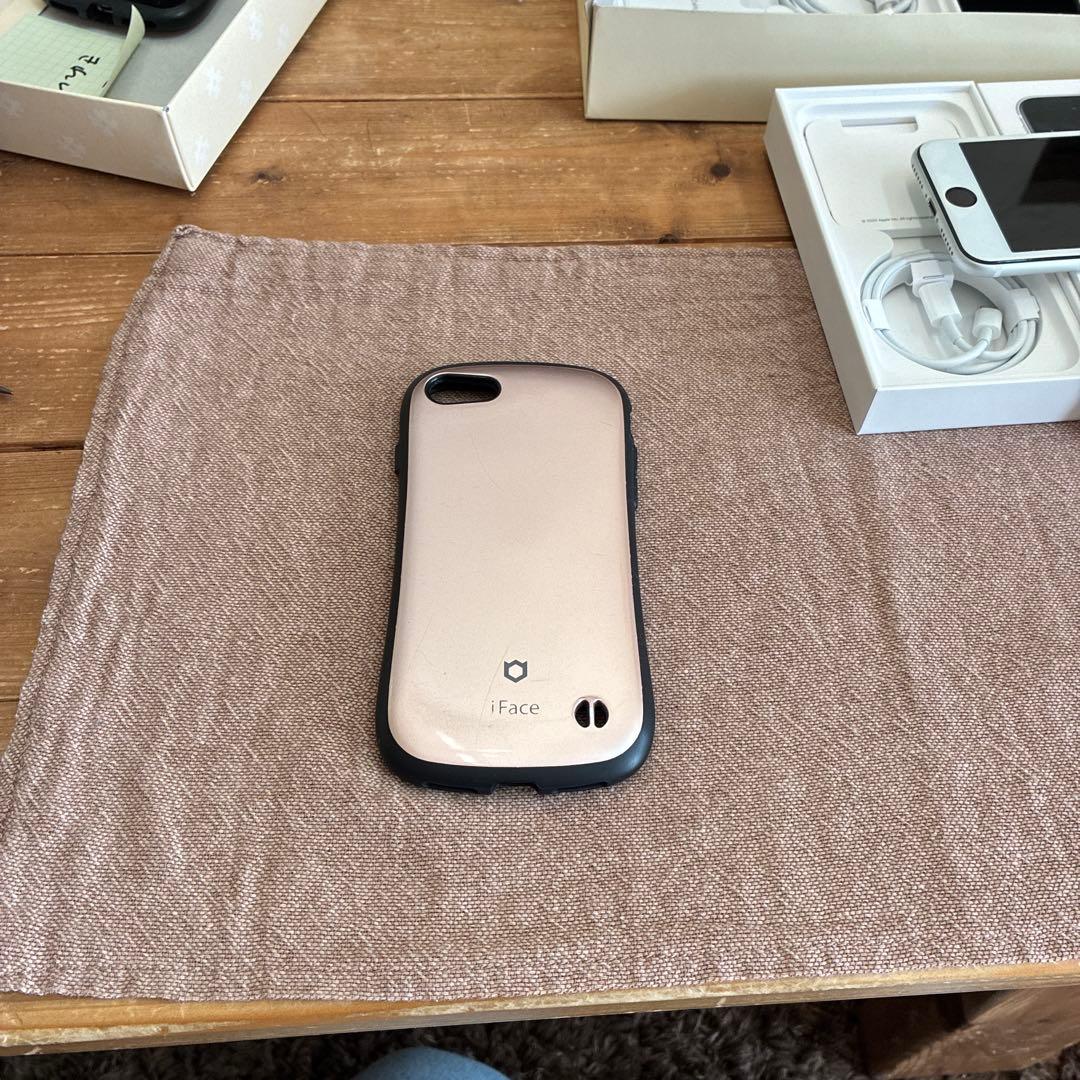 Apple iPhone SE2 ホワイト 本体　カバー付き　箱付き