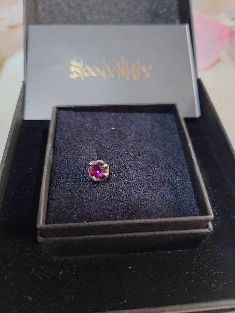 ブラッディマリー　ナットピアス　ガーネット