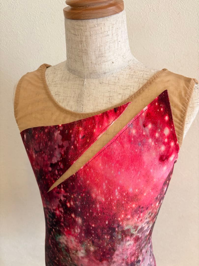 140バトン衣装　赤系プリント生地