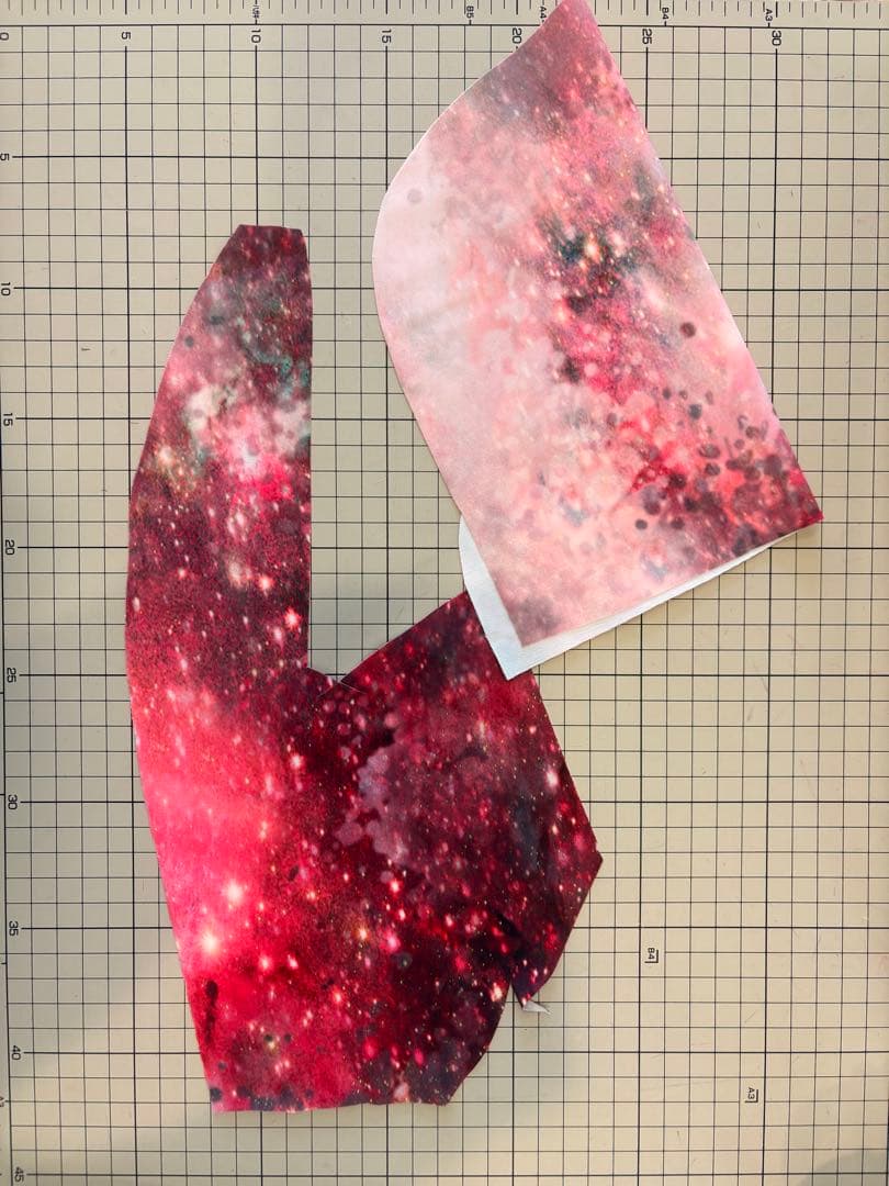 140バトン衣装　赤系プリント生地