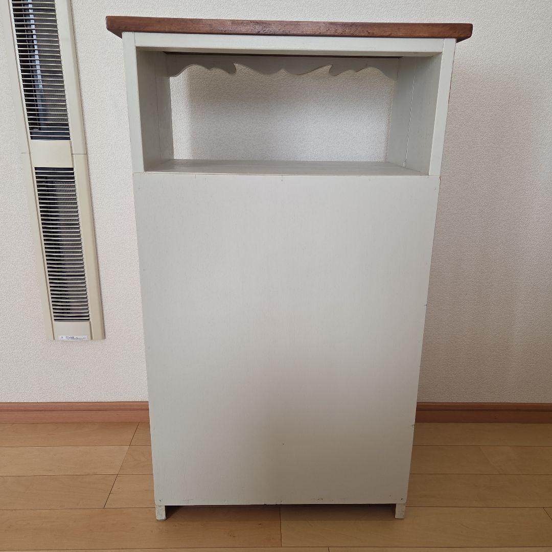 アンティーク風　ホワイト木製キャビネット