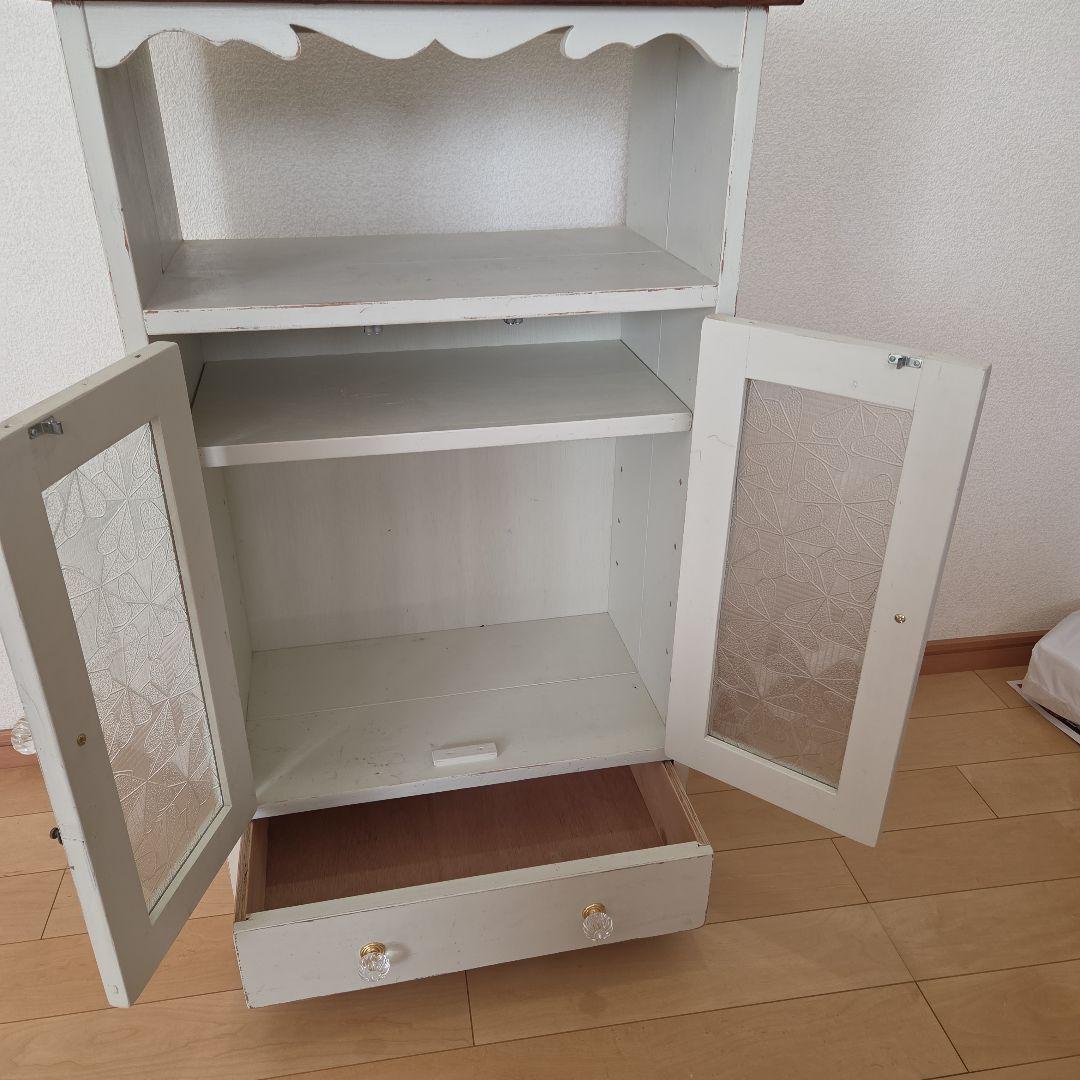 アンティーク風　ホワイト木製キャビネット