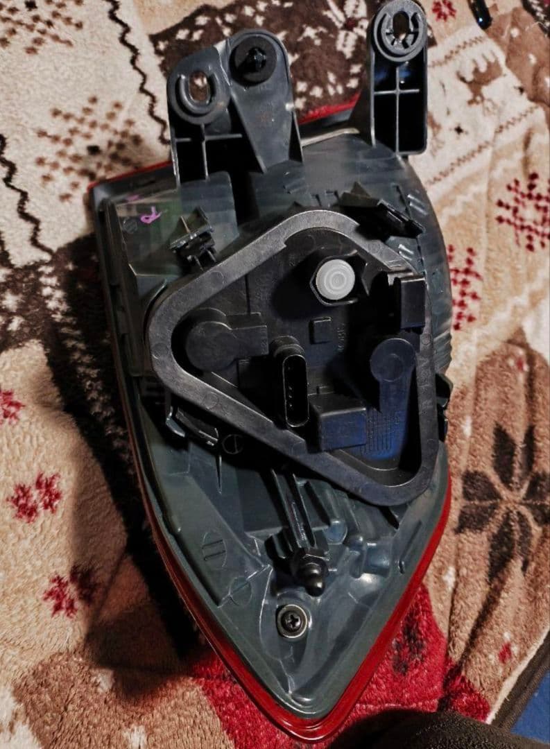 運転席　テールランプ外側　前期　bmw f30