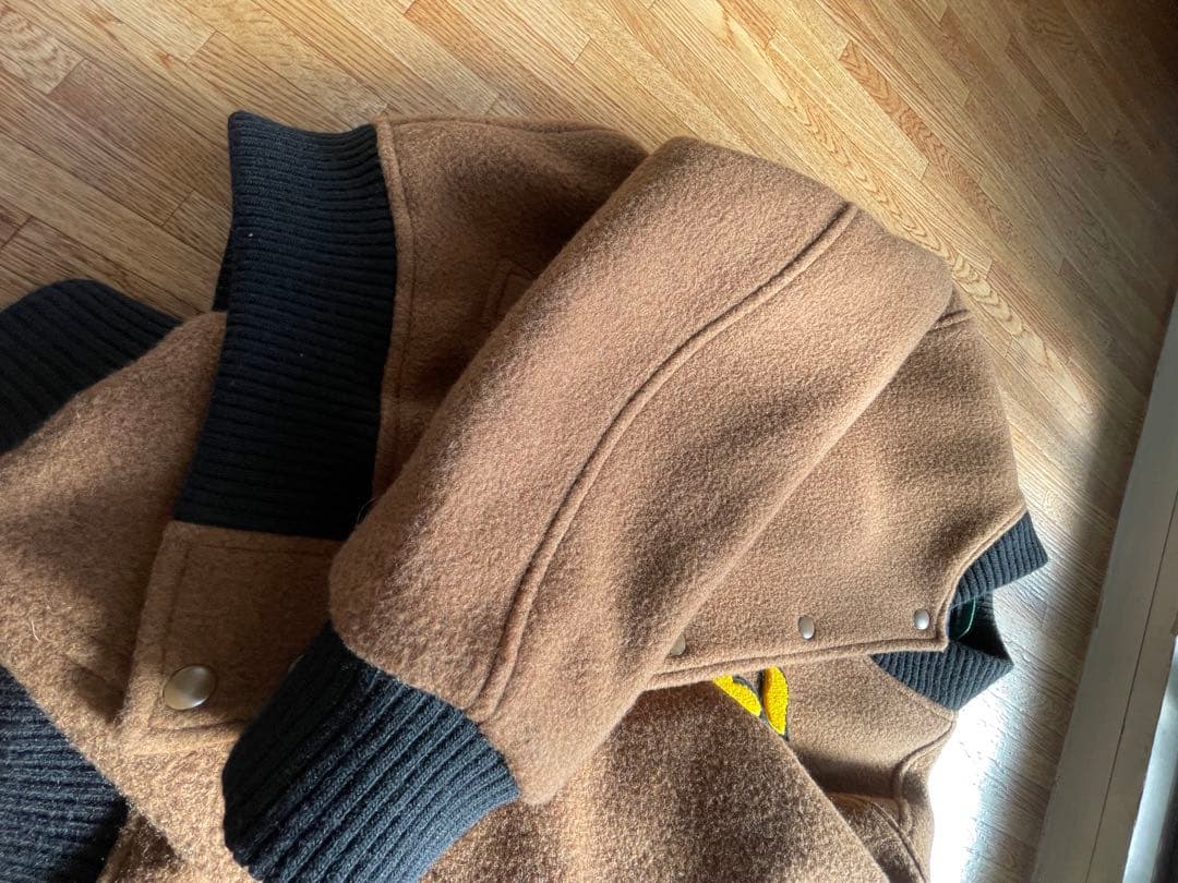 LACOSTE ブラウン スタジャン Lロゴ刺繍