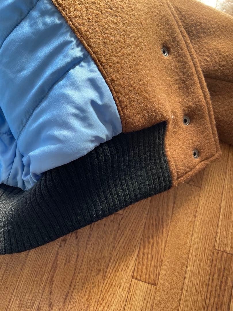 LACOSTE ブラウン スタジャン Lロゴ刺繍