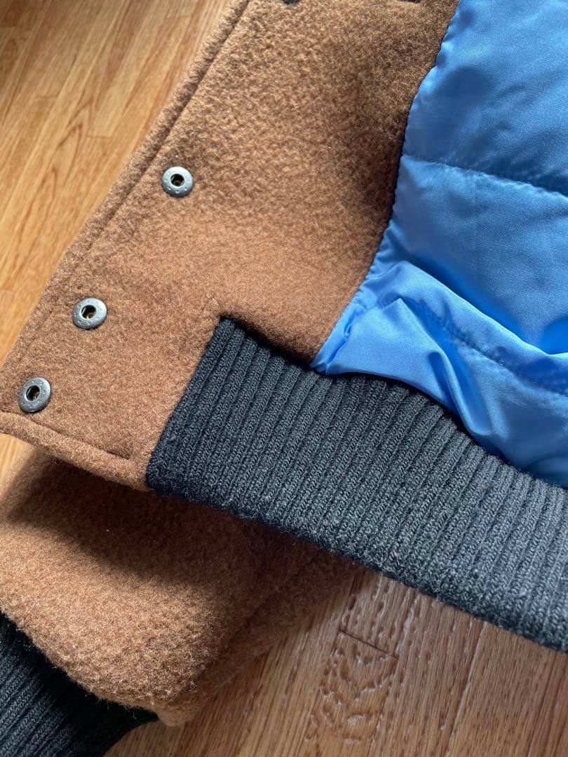 LACOSTE ブラウン スタジャン Lロゴ刺繍