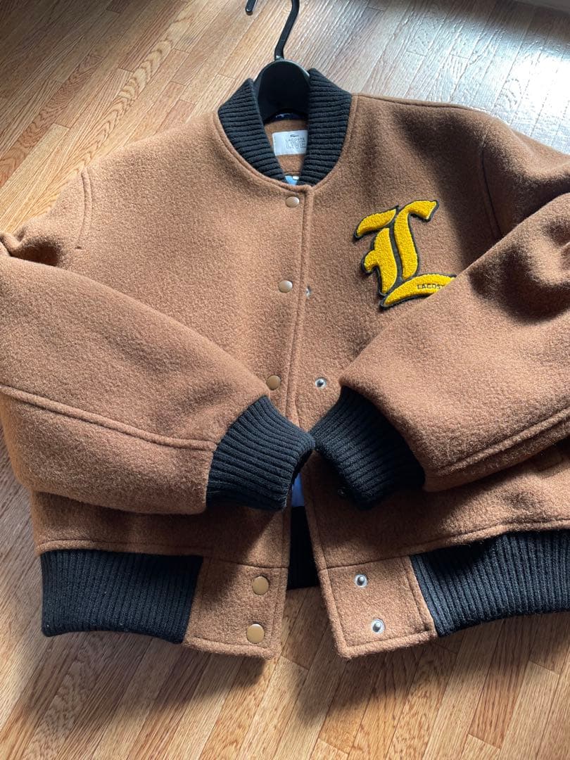 LACOSTE ブラウン スタジャン Lロゴ刺繍