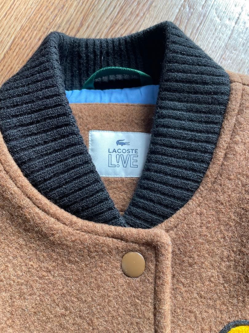 LACOSTE ブラウン スタジャン Lロゴ刺繍