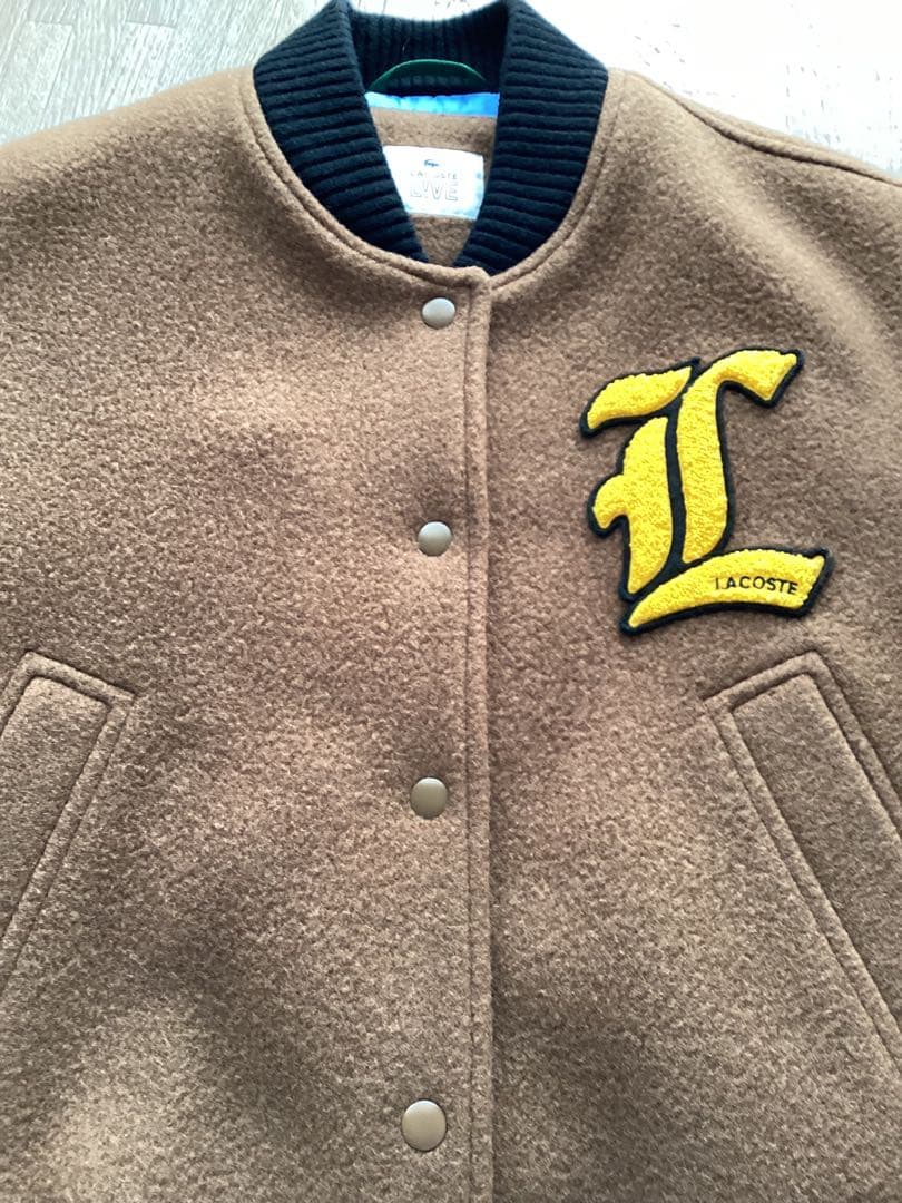 LACOSTE ブラウン スタジャン Lロゴ刺繍