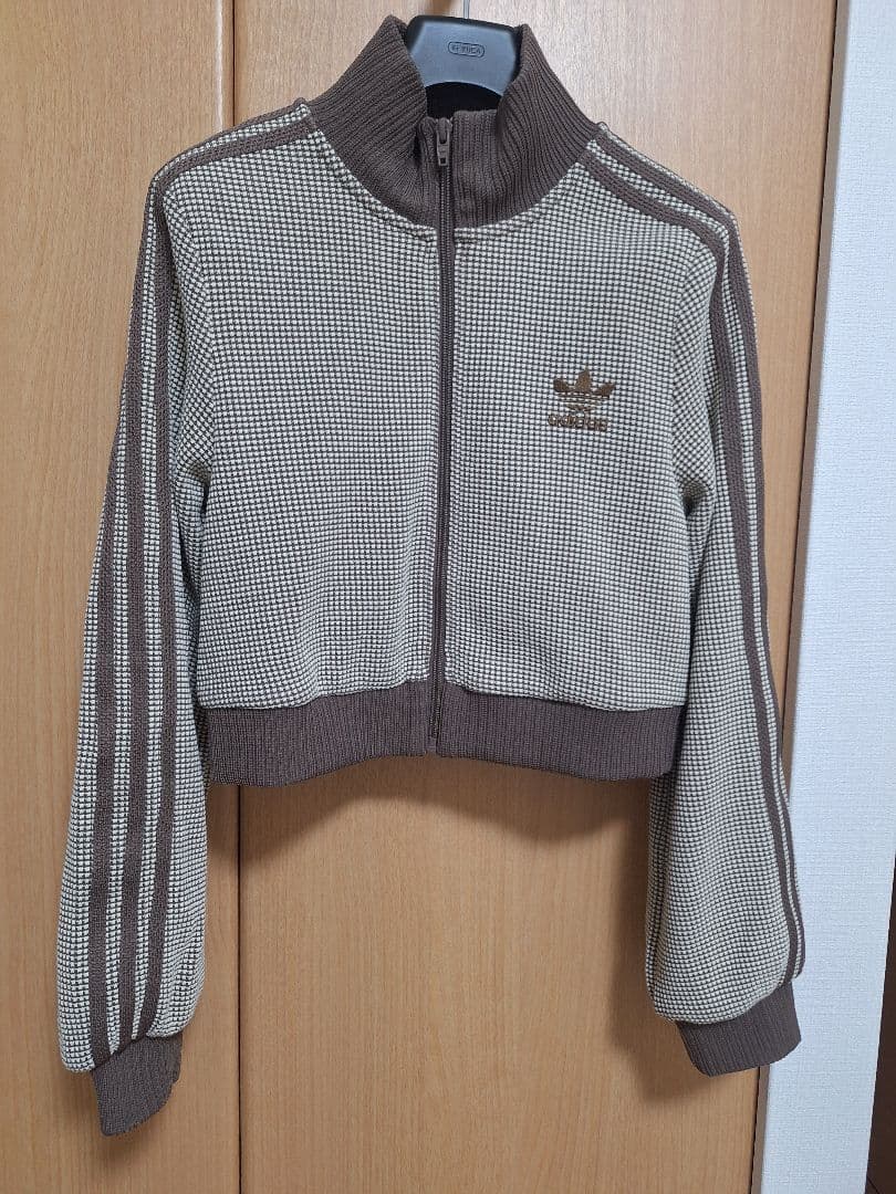 アディダス クロップ トラックトップ