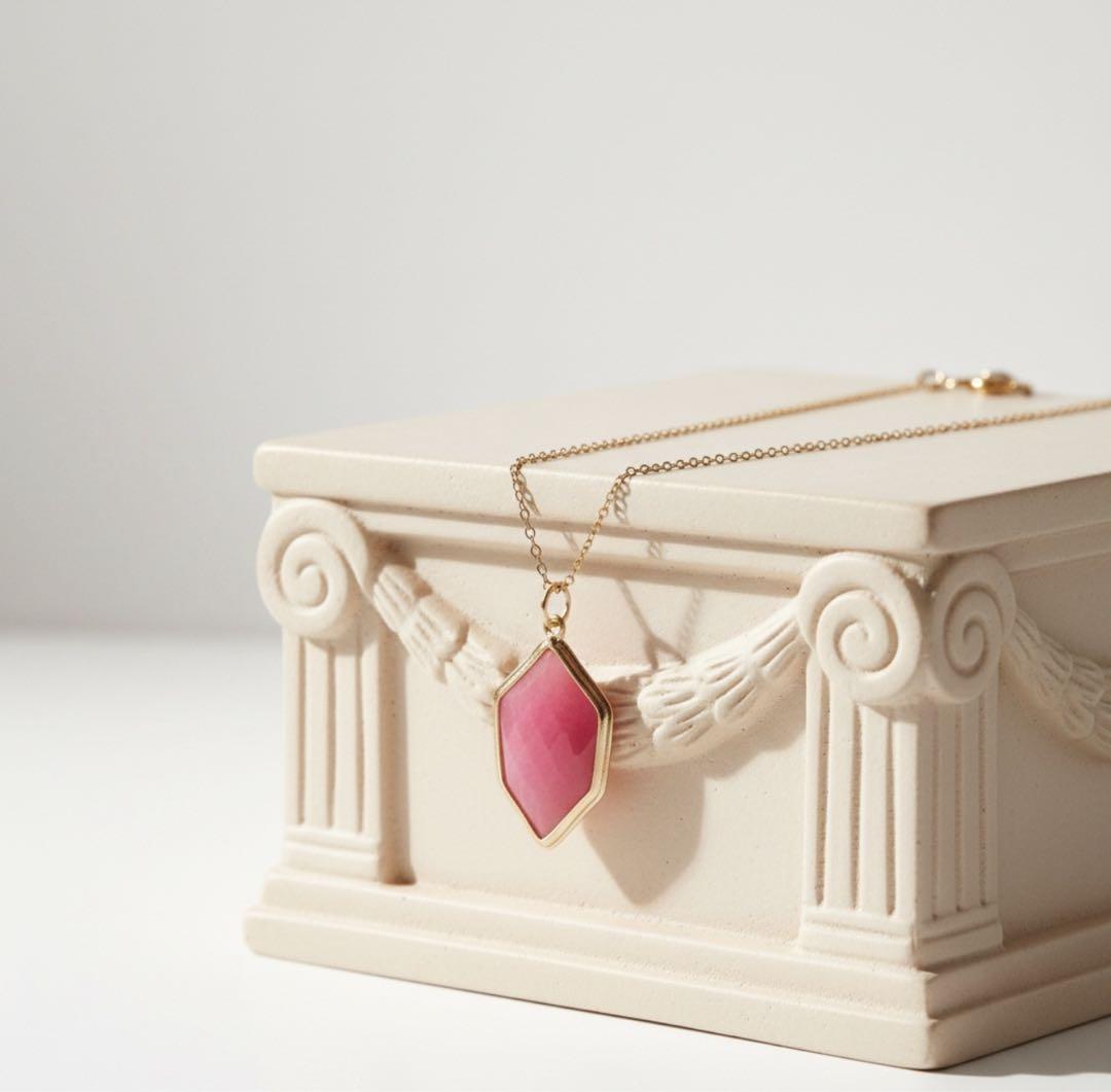 【Ruby】ロゼ翡翠の枠留めネックレストップ
