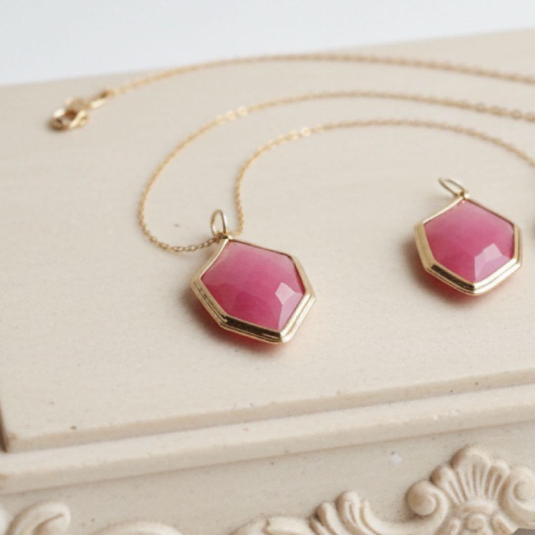 【Ruby】ロゼ翡翠の枠留めネックレストップ