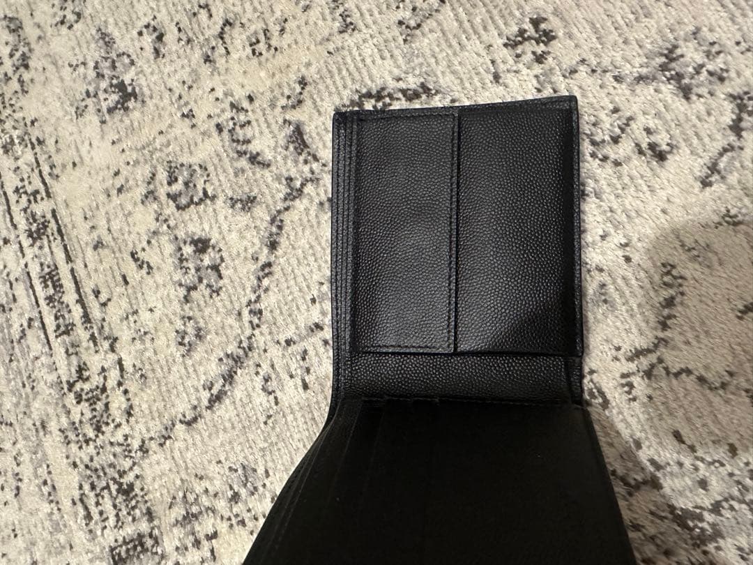 サンローラン　黒 レザー 二つ折り財布