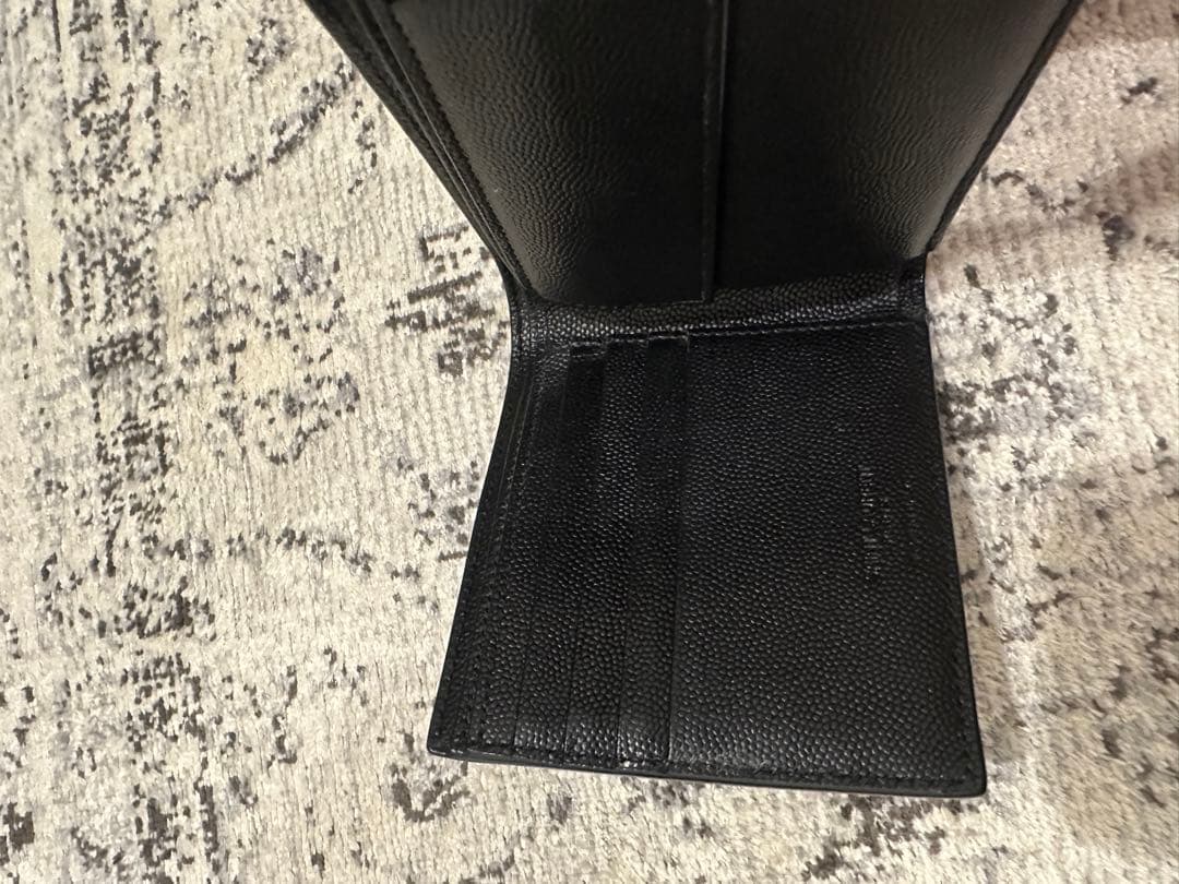 サンローラン　黒 レザー 二つ折り財布