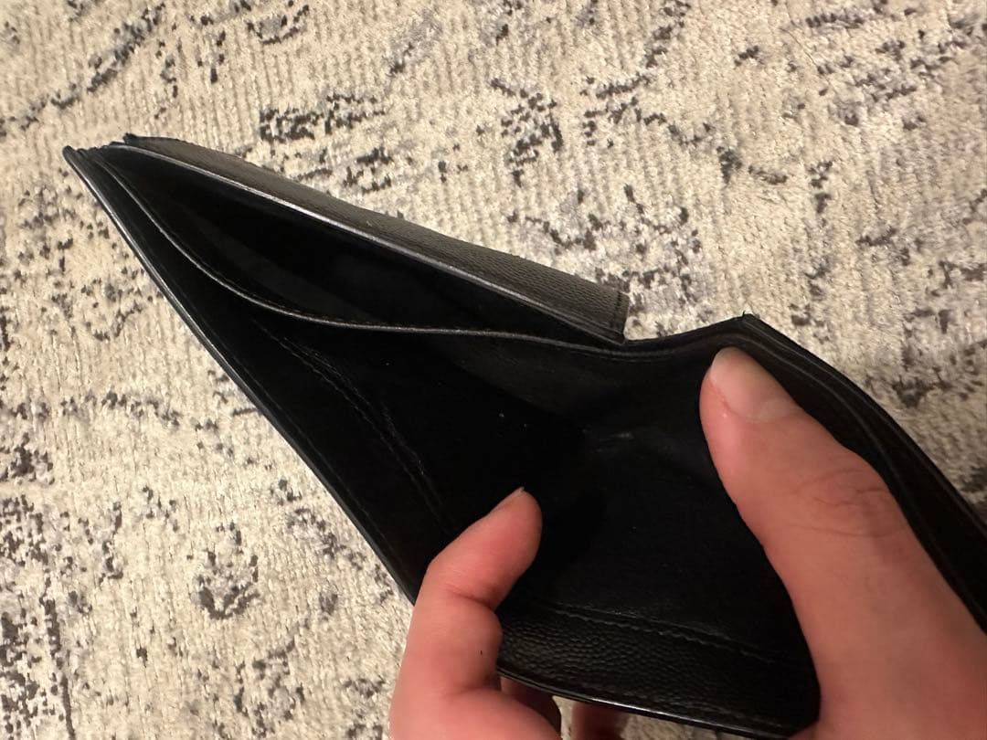 サンローラン　黒 レザー 二つ折り財布