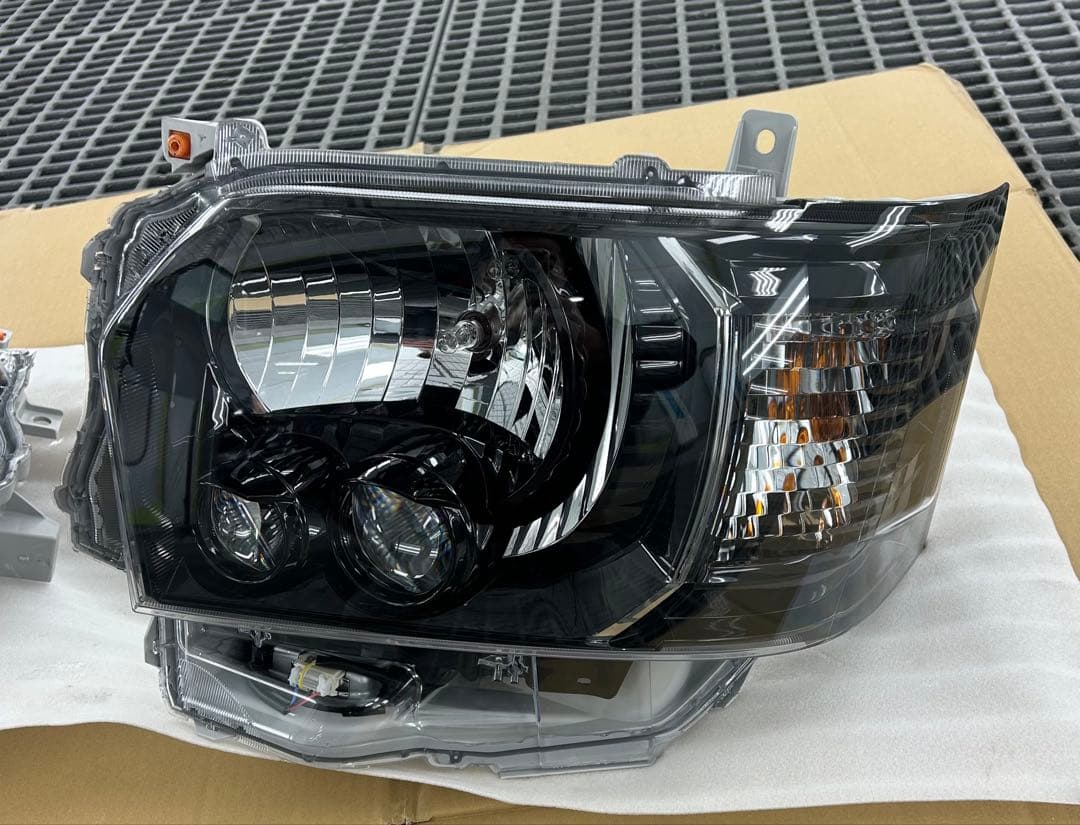 200系ハイエース　8型ヘッドライト　　　　　インナーブラック　純正