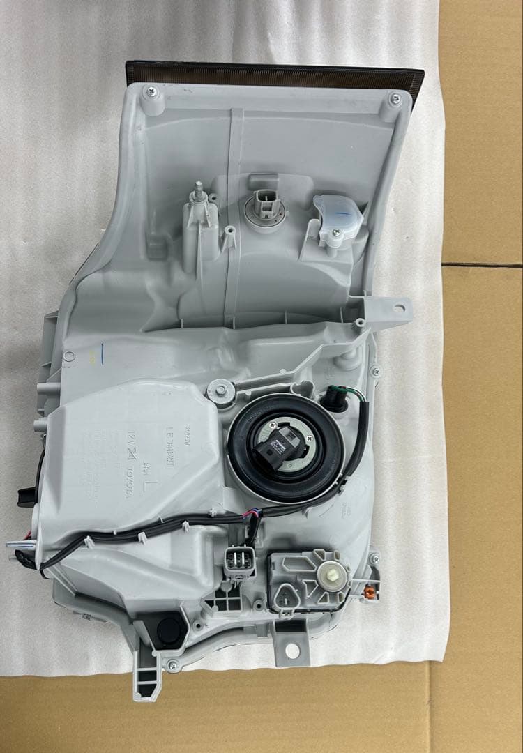 200系ハイエース　8型ヘッドライト　　　　　インナーブラック　純正