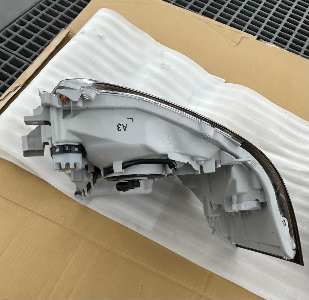 200系ハイエース　8型ヘッドライト　　　　　インナーブラック　純正