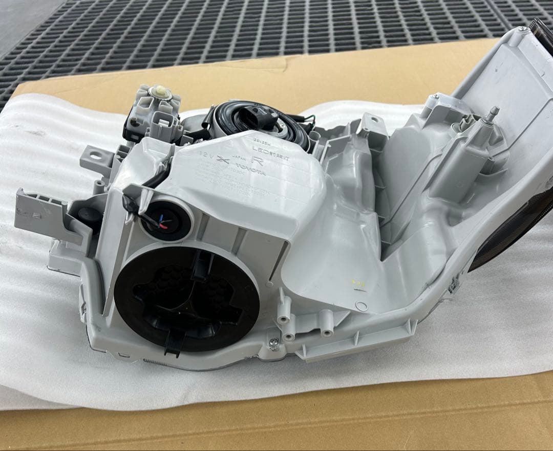 200系ハイエース　8型ヘッドライト　　　　　インナーブラック　純正