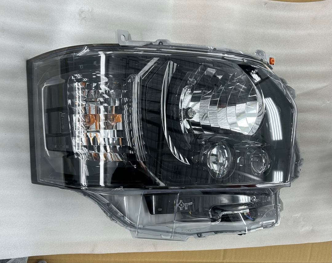 200系ハイエース　8型ヘッドライト　　　　　インナーブラック　純正