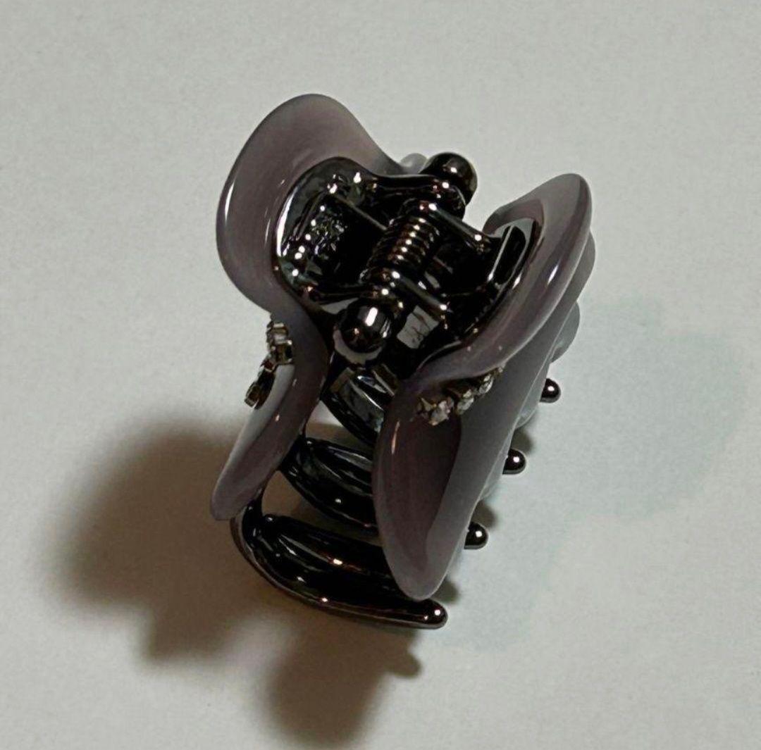 紫色のラインストーン付きヘアクリップ