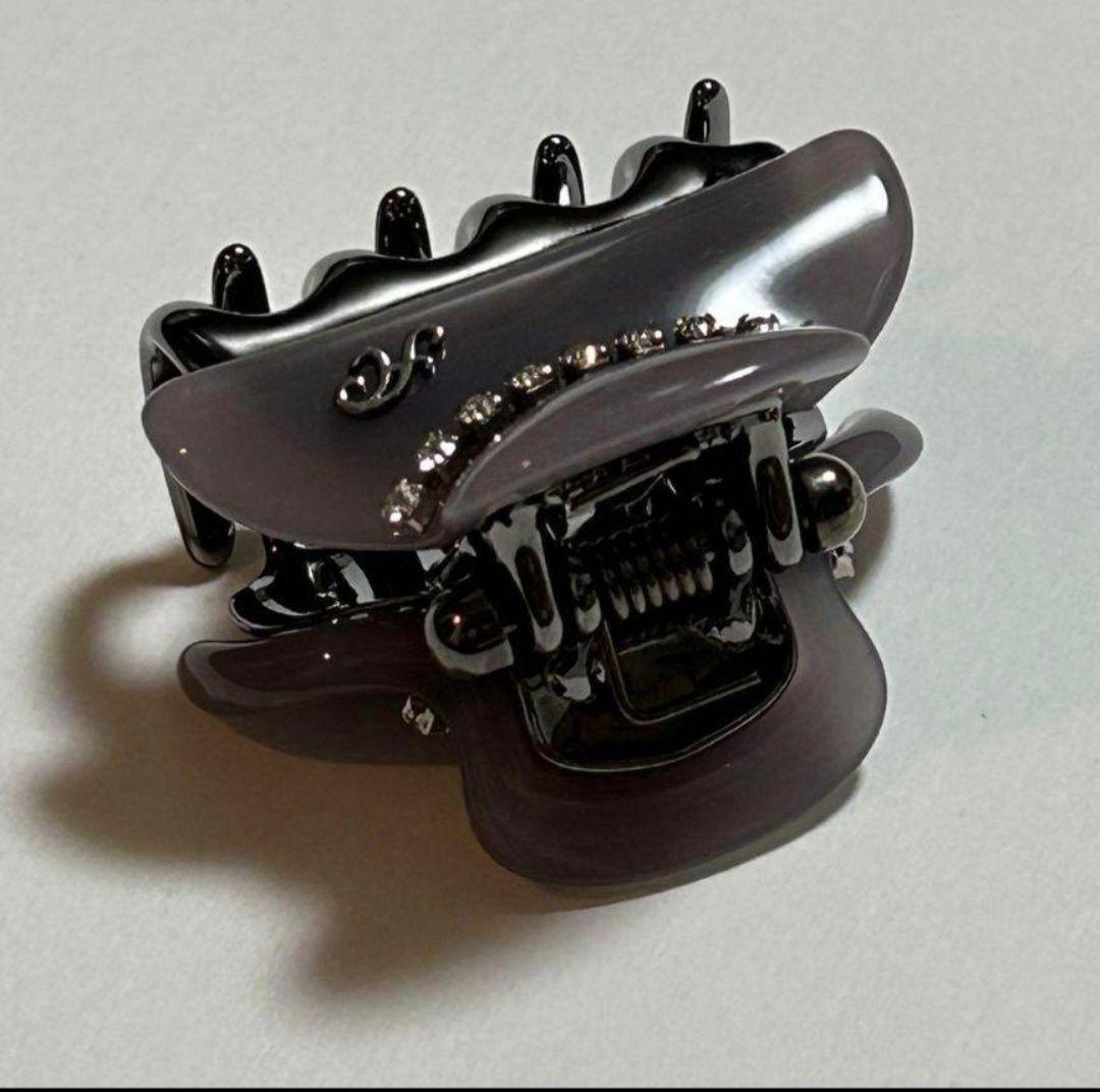 紫色のラインストーン付きヘアクリップ